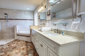 Ferienhaus, Mehrere Betten, Poolzugang, Poolblick (Coral Casa) | Badezimmer | Handtücher