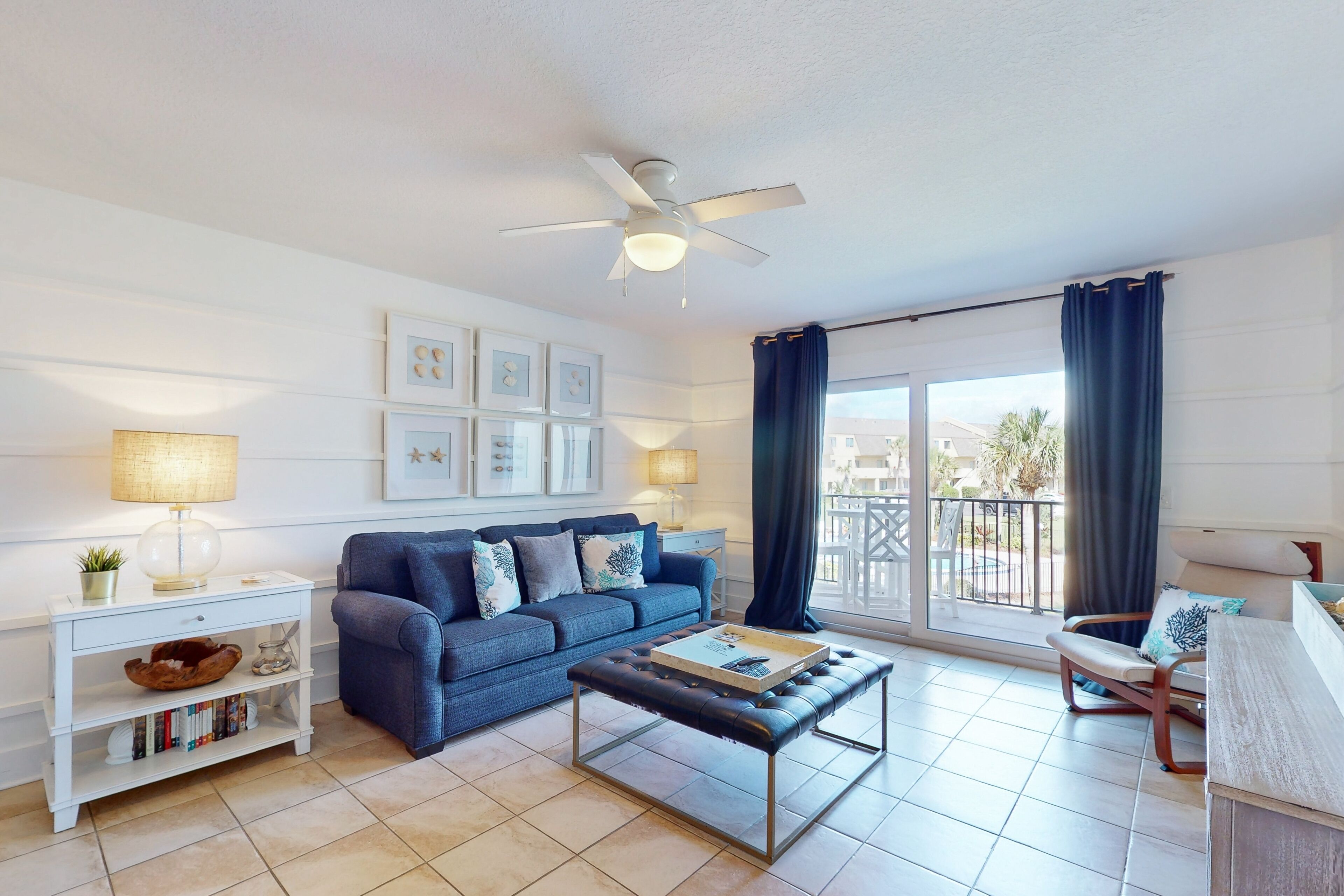 Apartamento, varias camas, acceso a la piscina (Summerhouse Beach & Racquet Club #223) | Zona de estar