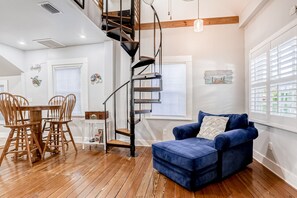 Interior - Adorable Cottage Near Downtown W/ Enclosed Yard & Spiral Staircase - Dogs OK (St. Augustine)
