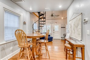 2 bedrooms, individually decorated, individually furnished, bed sheets - Adorable Cottage Near Downtown W/ Enclosed Yard & Spiral Staircase - Dogs OK (St. Augustine)