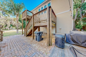 BBQ/picnic area - Charming Apartment With Beautiful Marsh Views and Shared Patio (Fernandina Beach)