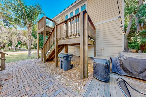 Charming Apartment With Beautiful Marsh Views and Shared Patio