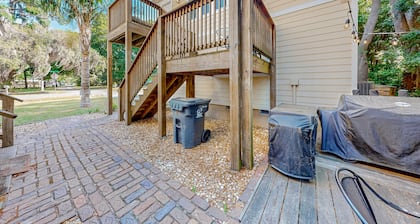 Charming Apartment With Beautiful Marsh Views and Shared Patio