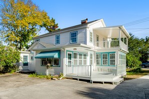 Exterior - Beautiful, Classic Home With Free Wifi, a Full Kitchen, Sunroom, & Enclosed Yard (St. Simons Island)
