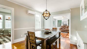 House, Multiple Beds, Patio, Garden View (Jewel's Inlet) | 5 bedrooms, individually decorated, individually furnished, bed sheets