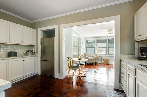 Interior - Beautiful, Classic Home With Free Wifi, a Full Kitchen, Sunroom, & Enclosed Yard (St. Simons Island)