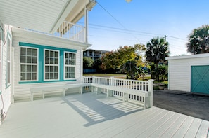 Terrace/patio - Beautiful, Classic Home With Free Wifi, a Full Kitchen, Sunroom, & Enclosed Yard (St. Simons Island)