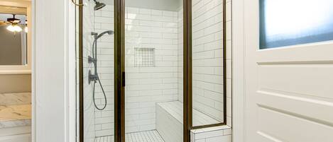 Maison, Plusieurs lits, patio, vue sur le jardin (Jewel's Inlet) | Salle de bain | Serviettes fournies