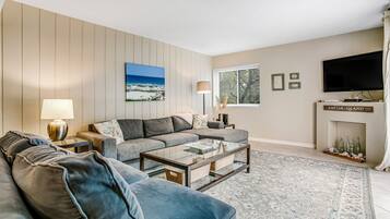 Lejlighed - flere senge - terrasse - udsigt til pool (2071 Beach Wood) | Opholdsområde