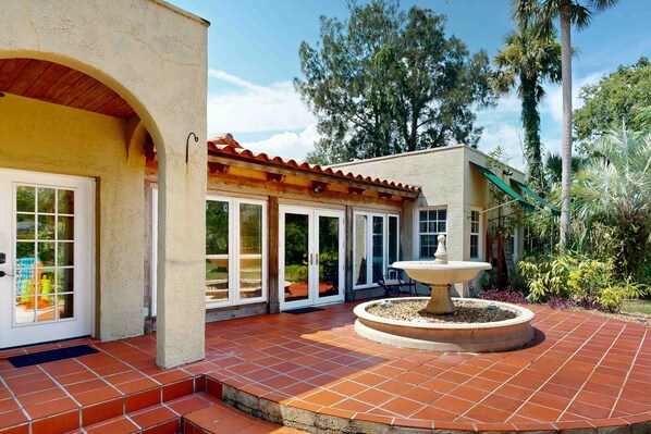 Terrace/patio - Charming Spanish-style Home in Davis Shores Walk to Downtown, Beach & Local Fun! (St. Augustine)