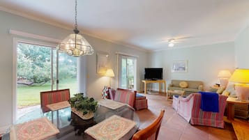 Condo, nhiều giường, sân hiên, quang cảnh vườn (The Getaway 205) | Khu phòng khách