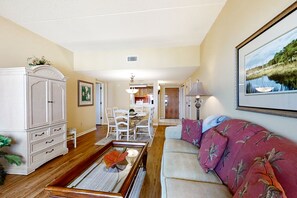 Condo, 2 camas Queen size, balcón, vista al océano (288 Sandcastles) | Área de sala de estar