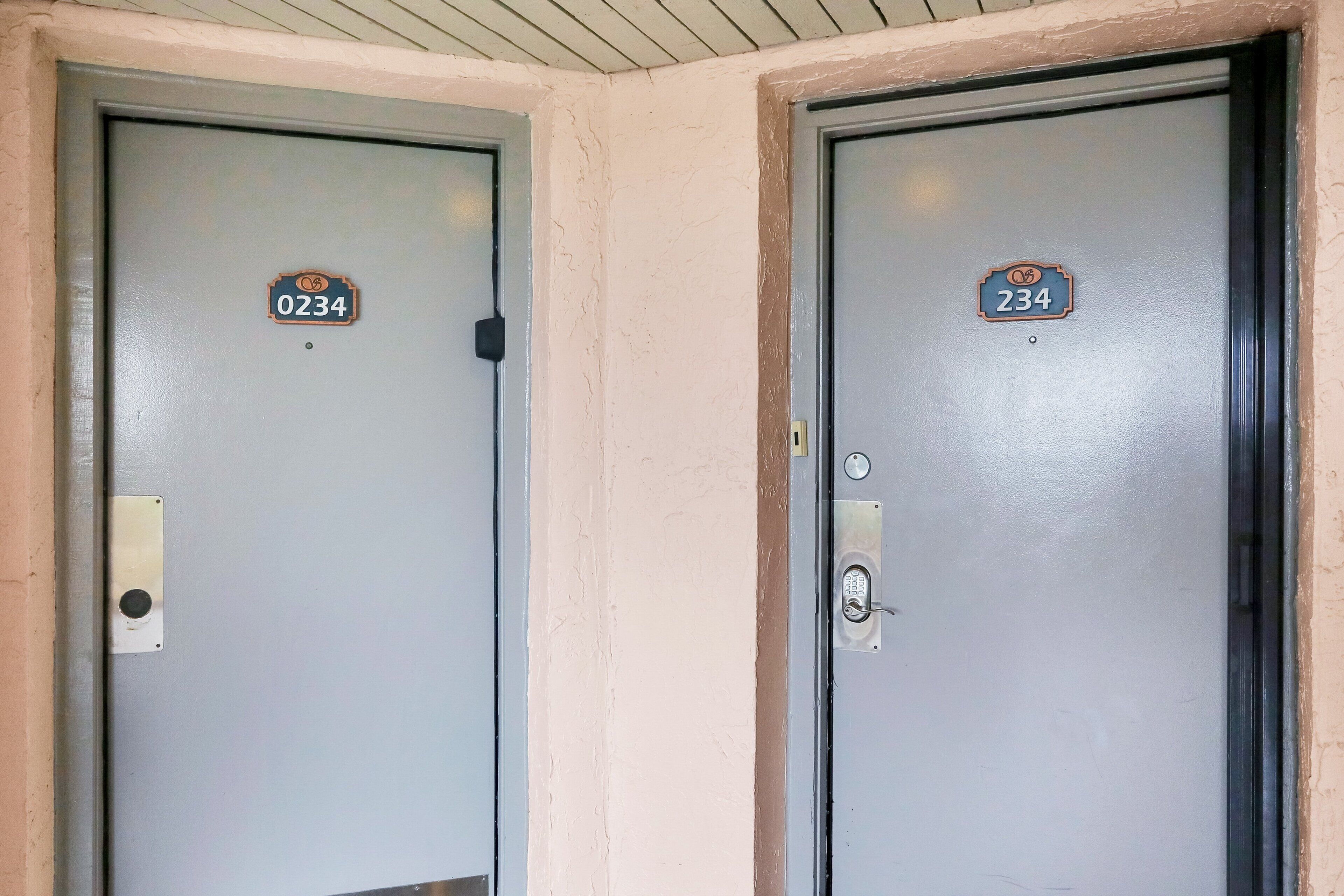 Zwei Türen mit den Nummern 0234 und 234.