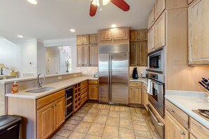 Private kitchen - Beautiful Home With Modern Conveniences - Close to the Beach, Dogs Welcome (St. Simons Island)