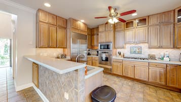 House, Multiple Beds, Patio, Garden View (Papa's Place) | Private kitchen