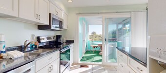 Ocean Paradise Bright Home With Spacious Deck, Beach Access, Central AC & Wifi