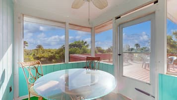 Nhà, nhiều giường, sân hiên, quang cảnh vườn (Ocean Paradise) | 3 phòng ngủ, trang trí khác biệt