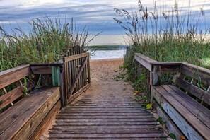Beach nearby - Aquamarine - Luxury Oceanfront 5th Floor Corner 3 Bed 3 Bath Huge Balcony (Palm Coast)