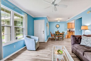 公寓式客房, 2 张大床, 阳台, 花园景观 (Brigantine Condo 23) | 起居区