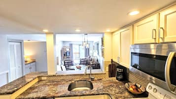 Appart'hÎtel, plusieurs lits, accÚs piscine, vue océan (Castawaves) | Cuisine privée