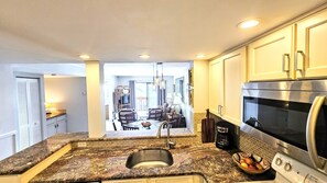 Appart'hôtel, plusieurs lits, accès piscine, vue océan (Castawaves) | Cuisine privée