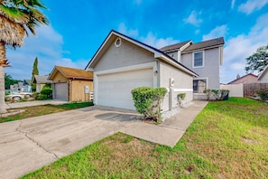 Exterior - Cozy Spacious Home With Private Backyard and Patio, Near Shopping (Jacksonville)