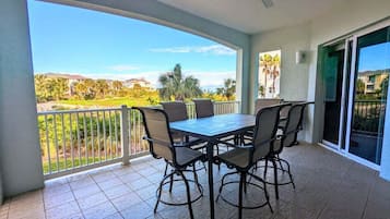 Leilighet, flere senger, adgang til basseng, havutsikt (Coastal Breeze) | Utendørsservering