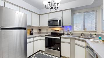 Rumah, Beberapa Tempat Tidur, akses ke kolam renang, pemandangan kolam renang (Palm Coast Retreat) | Dapur pribadi