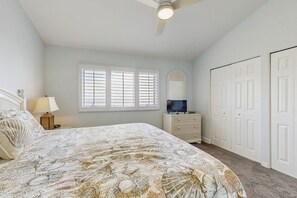 Une chambre à coucher avec un lit, une commode et une armoire.