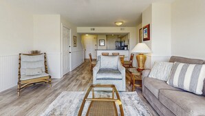 A spacious living room with a sofa, armchairs, and a dining area. - Beautiful Amelia Island Townhome With Pool & Tennis, Central AC (Fernandina Beach)