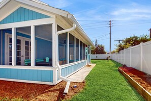 Terrace/patio - Centrally Located Dog-friendly Home With Beach Gear & Patio - Snowbird-friendly (Palm Coast)