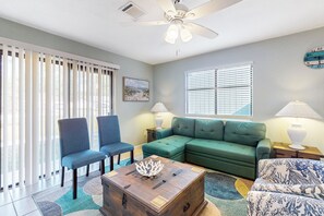 Living area - Centrally Located Dog-friendly Home With Beach Gear & Patio - Snowbird-friendly (Palm Coast)