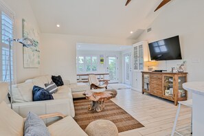 Living area - Bright 1940s Beach Cottage With Cabana Plus Private Pool (St. Augustine)