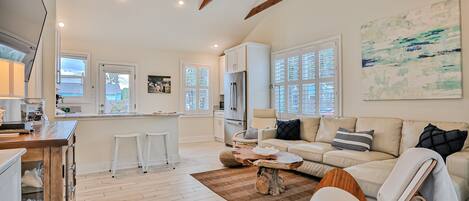 House, Multiple Beds, Pool Access, Pool View (Anastasia Lodge Cabana) | Living area
