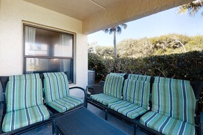 Terrace/patio - Bright & Sunny Oceanfront Getaway With Central AC & Pool (Fernandina Beach)