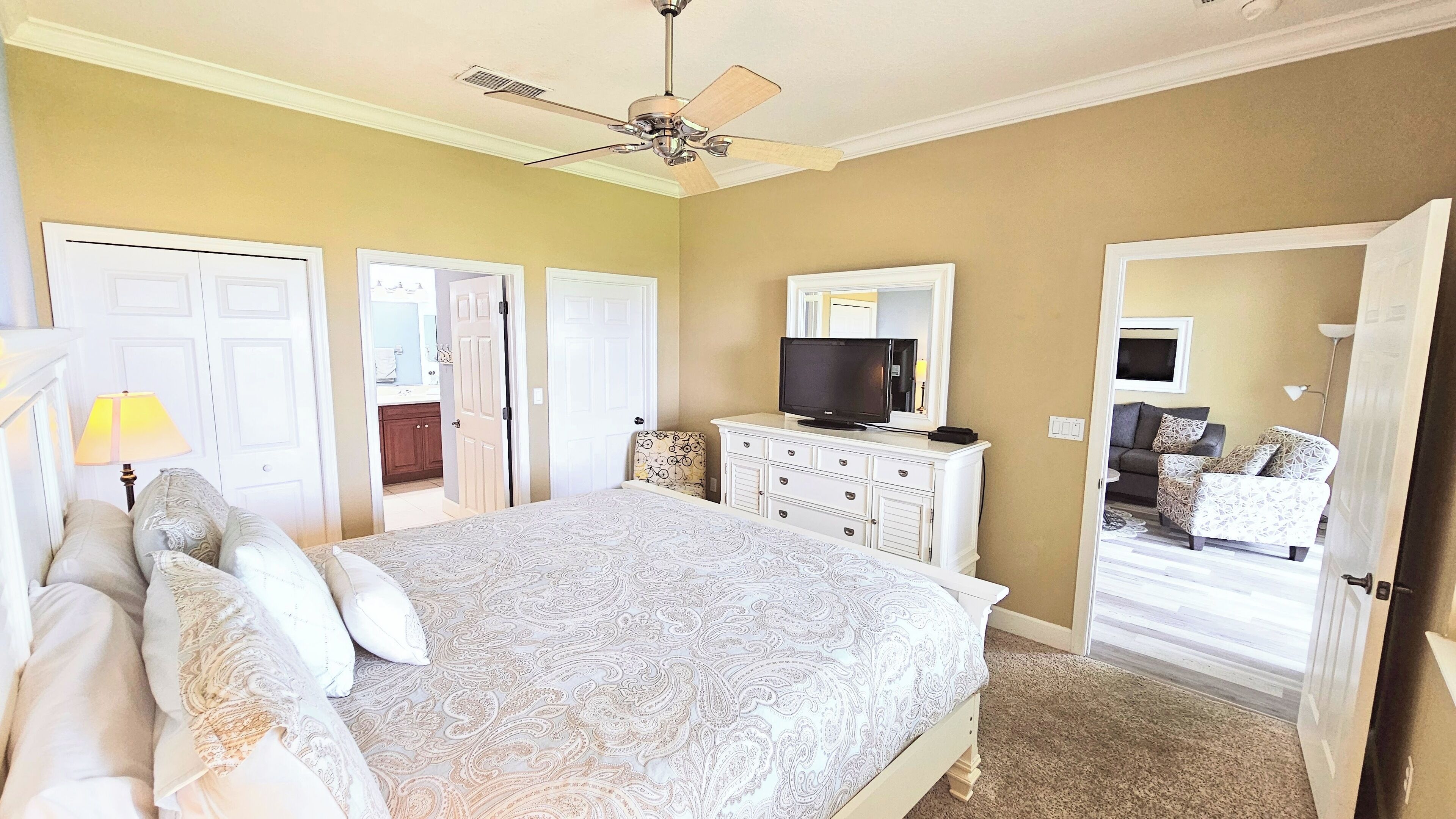 3 habitaciones, decoración personalizada y muebles diferentes 