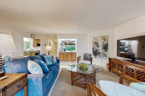 Condo, várias camas, acesso à piscina, vista para a piscina (2 Bedroom Full Condo - Courtside) | Área de estar