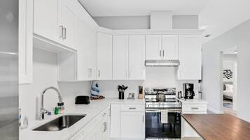 Nhà, nhiều giường, có thể sử dụng hồ bơi, quang cảnh hồ bơi (SeaBreeze Villa A) | Bếp riêng