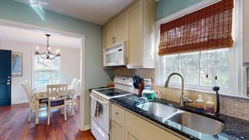 House, Multiple Beds, Patio, Garden View (Magnolia Cottage) | Private kitchen