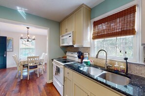 Nhà, nhiều giường, sân hiên, quang cảnh vườn (Magnolia Cottage) | Bếp riêng