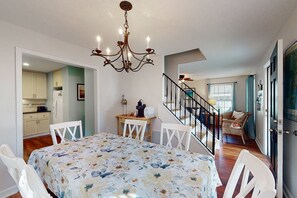 Interior - Charming Dog-friendly Home With Deck, Golf Nearby, Full Kitchen, & Washer/dryer (St. Simons Island)
