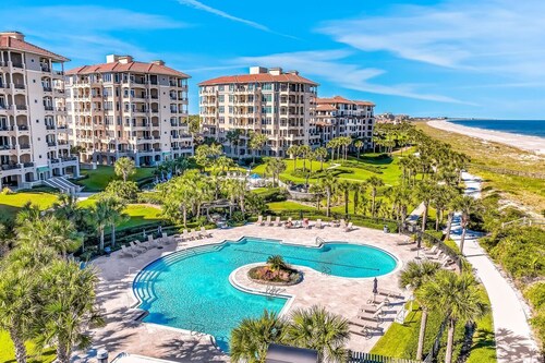 Attractive Home Steps From Ocean With Pool, Central AC, Deck & Fast Wifi