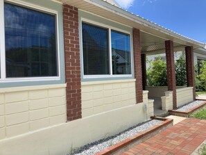 Exterior detail - Classy Cottage With a Washer/dryer, Central AC, & Fast Wifi - Near Beaches (St. Augustine)