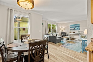 Apartamento, varias camas, patio, vistas a la piscina (Clipper Cabana Beachwalk Condo) | Interior