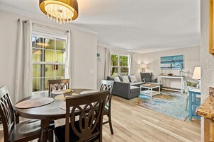 Apartamento, varias camas, patio, vistas a la piscina (Clipper Cabana Beachwalk Condo) | Interior