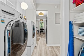 Apartamento, varias camas, patio, vistas a la piscina (Clipper Cabana Beachwalk Condo) | Lavandería