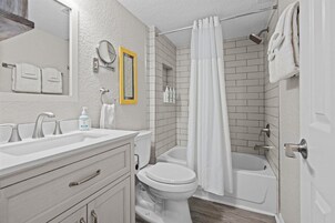 Apartamento, varias camas, patio, vistas a la piscina (Clipper Cabana Beachwalk Condo) | Baño | Toallas