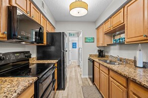 Apartamento, varias camas, patio, vistas a la piscina (Clipper Cabana Beachwalk Condo) | Cocina privada