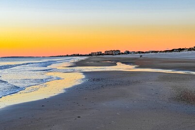 Cozy Cottage Near the Beach With Internet, AC, Washer/dryer