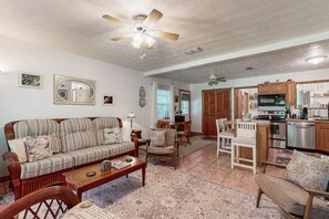 Living area - Cozy Cottage Near the Beach With Internet, AC, Washer/dryer (Fernandina Beach)